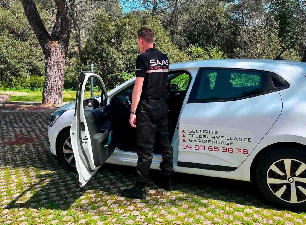 Agent de sécurité avec une voiture pour nous rejoindre